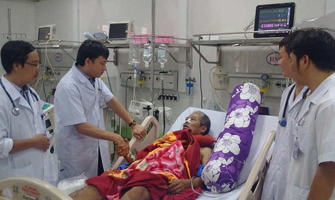 TS Hoàng Bùi Hải (bên trái) thăm bệnh nhân khi đã hồi phục. Ảnh: PV.