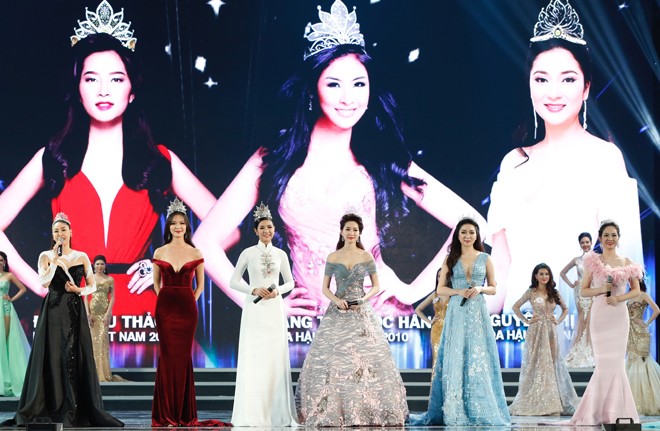 Màn xuất hiện của 6 cựu Hoa hậu Việt Nam. Ảnh: Hồng Vĩnh.