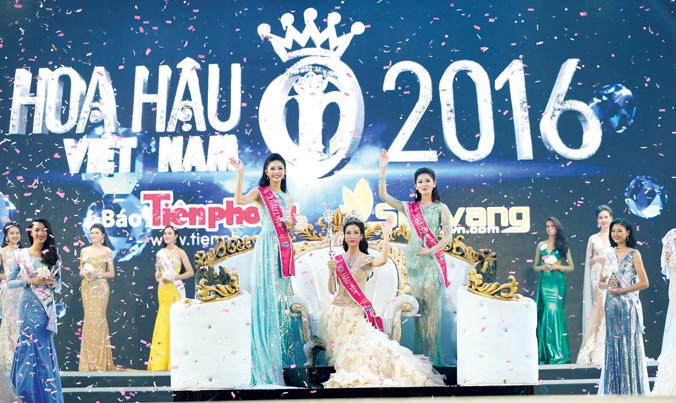 Hoa hậu Việt Nam 2016 Đỗ Mỹ Linh (giữa), Á hậu 1 Ngô Thanh Thanh Tú (trái) và Á hậu 2 Huỳnh Thị Thùy Dung (phải). Ảnh: Hồng Vĩnh.