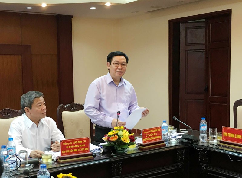 Phó Thủ tướng Vương Đình Huệ tại buổi làm việc tại Liên minh Hợp tác xã Việt Nam sáng 29/8. Ảnh: Dân Trí