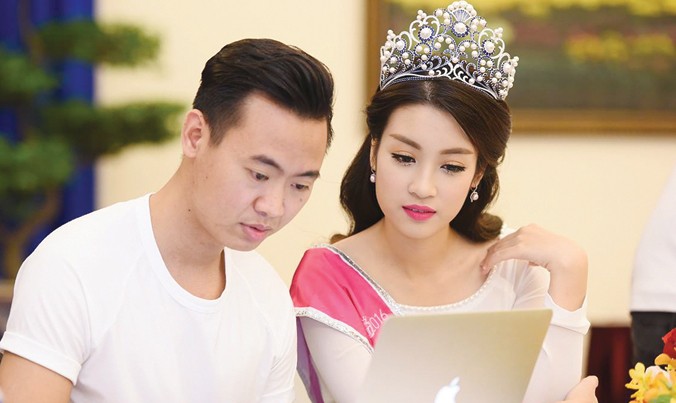 Hoa hậu Đỗ Mỹ Linh trả lời trực tuyến với bạn đọc báo Tiền Phong chiều ngày 29/8. Ảnh: Thiên Hùng.