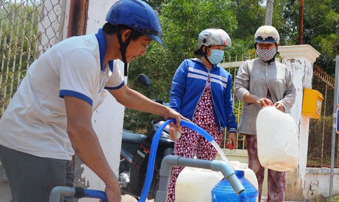 Người dân huyện Củ Chi mua nước sạch tại điểm lấy nước tập trung.