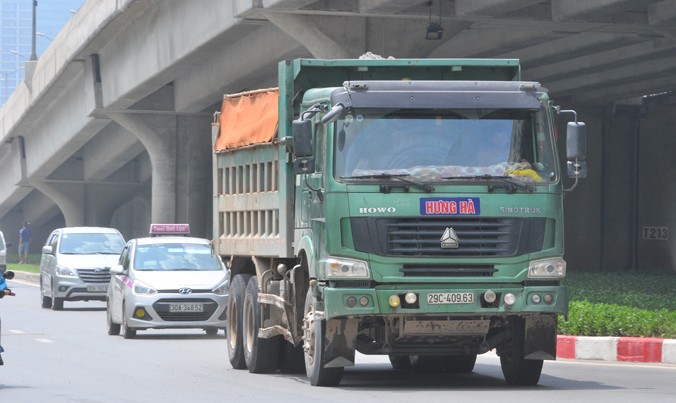 Hai năm qua, lực lượng cảnh sát đã xử lý hàng trăm ngàn xe quá tải vi phạm trên cả nước. Ảnh: Nguyễn Hoàn.