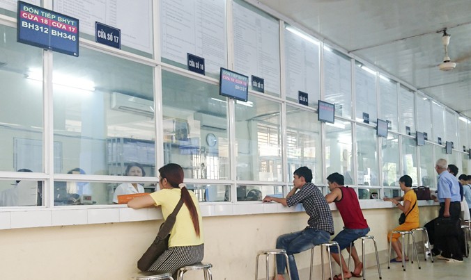 Người nhà bệnh nhân làm thủ tục BHYT tại Bệnh viện Việt Đức - Hà Nội. Ảnh: Ngọc Châu.