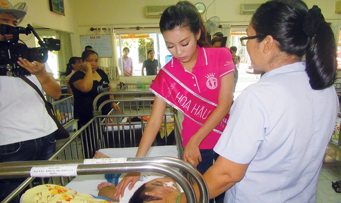 Hoa hậu hỏi thăm sức khỏe của bé Nguyễn Giang Sơn- Bị bệnh bại não và liệt.