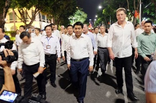 Chủ tịch UBND thành phố Hà Nội Nguyễn Đức Chung và các đại biểu trên phố đi bộ quanh hồ Hoàn Kiếm.