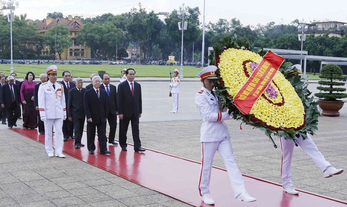 Đoàn đại biểu lãnh đạo, nguyên lãnh đạo Đảng, Nhà nước do Tổng Bí thư Nguyễn Phú Trọng dẫn đầu cùng các bộ, ban, ngành ở Trung ương và Hà Nội đến đặt vòng hoa vào lăng viếng Chủ tịch Hồ Chí Minh. Ảnh: TTXVN.