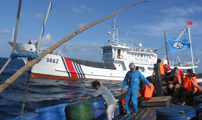 Tàu hải cảnh Trung Quốc tiến sát để uy hiếp tàu cá Philippines tại bãi cạn Scarborough ngày 12/6. Ảnh: Philstar.