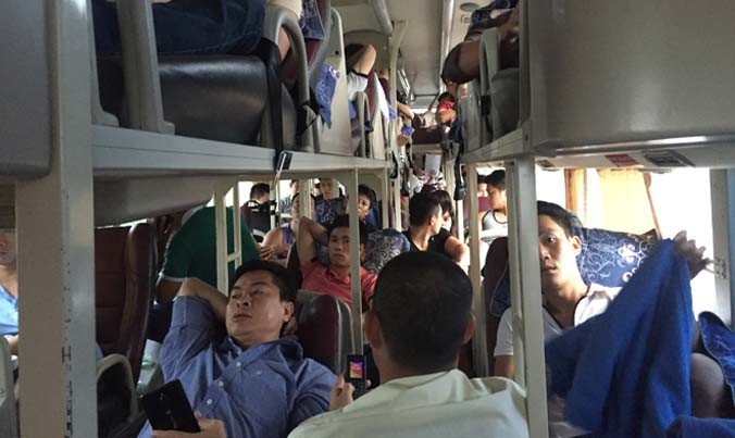 Hàng loạt xe nhồi nhét khách bị xử phạt trên cao tốc Pháp Vân - Cầu Giẽ, chiều 4/9. Ảnh: Nguyễn Hoàn.