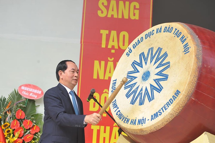 Chủ tịch nước Trần Đại Quang đánh trống khai trường tại lễ khai giảng của trường THPT chuyên Hà Nội - Amsterdam. Ảnh: Xuân Tùng
