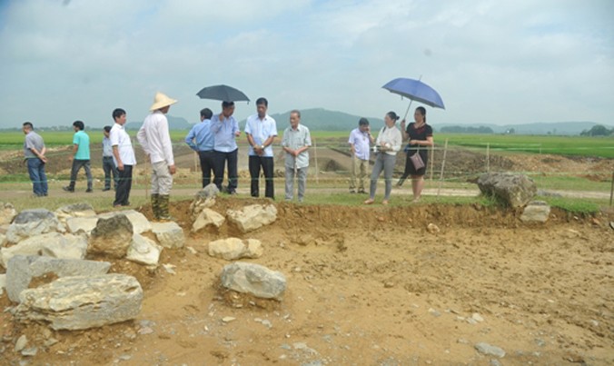 Hiện trường, hiện vật khai quật ở Hào Thành. Ảnh: Trung tâm Bảo tồn Di sản Thành Nhà Hồ.