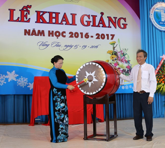 Chủ tịch Quốc hội Nguyễn Thị Kim Ngân đánh trống khai giảng năm học mới. Ảnh: Thanh Niên
