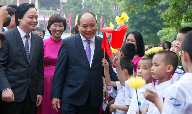 Thủ tướng Nguyễn Xuân Phúc dự khai giảng năm học mới tại trường PTCS Nguyễn Đình Chiểu. Ảnh: Như Ý.
