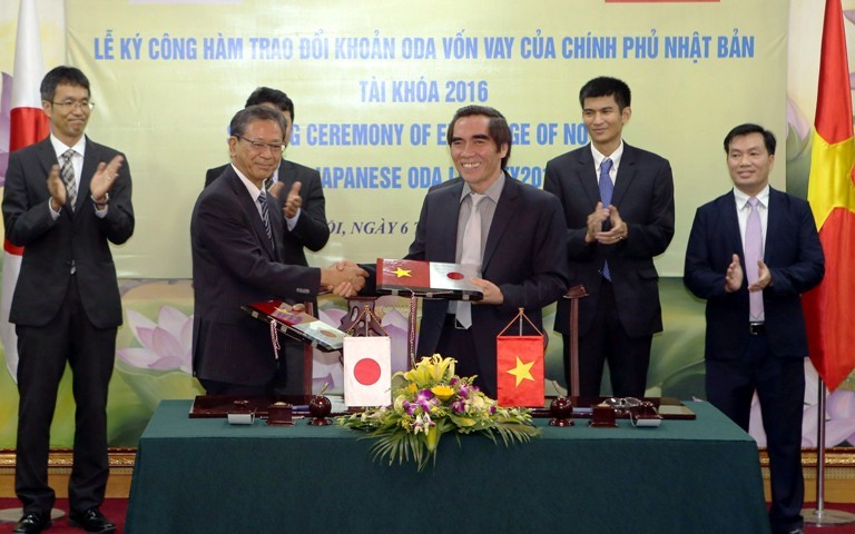 Thứ trưởng Bộ KH&ĐT Nguyễn Văn Trung và Đại sứ Nhật Bản Hiroshi Fukada ký Công hàm trao đổi về việc Nhật Bản cung cấp cho Việt Nam khoản vốn vay ODA 11 tỷ JPY. Ảnh: VGP