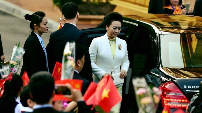 Thượng úy Đặng Hồng Nhung (ngoài cùng bên trái) thực hiện nhiệm vụ bảo vệ phu nhân Tổng Bí thư, Chủ tịch nước Trung Quốc Tập Cận Bình, tháng 11/2015.