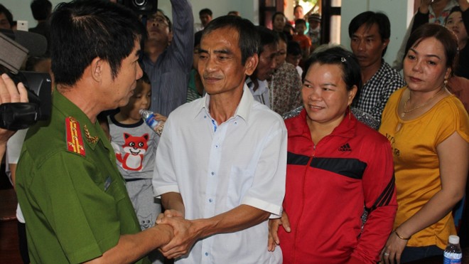 Phó giám đốc Công an tỉnh Bình Thuận bắt tay chúc mừng ông Huỳnh Văn Nén tại buổi công khai xin lỗi đầu tháng 12/2015. Ảnh: CTV.