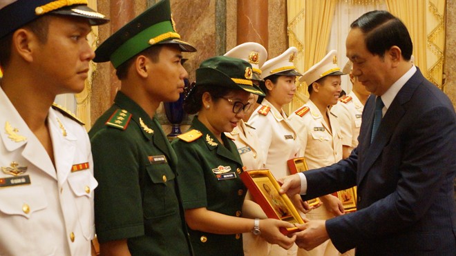 Chủ tịch nước trao tặng chân dung Bác Hồ cho các đại biểu trẻ xuất sắc. Ảnh: Nguyễn Minh.