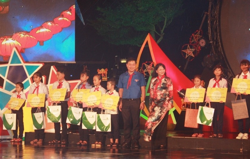 Phó chủ tịch nước Đặng Thị Ngọc Thịnh và anh Lê Quốc Phong, Bí thứ thứ nhất Trung ương Đoàn, tặng học bổng cho các em học sinh nghèo vượt khó, học giỏi, tại chương trình.