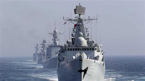 Tàu hải quân Trung Quốc đi qua eo biển Tsushima trên biển Nhật Bản trong một cuộc tập trận chung với Nga.