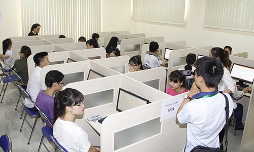 Thí sinh làm bài thi trắc nghiệm trong đợt thi đánh giá năng lực của Đại học Quốc gia Hà Nội. Ảnh: Vnexpress