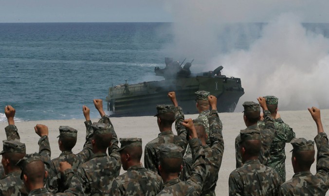Philippines và Mỹ tập trận chung trên biển Đông. Ảnh: AP.