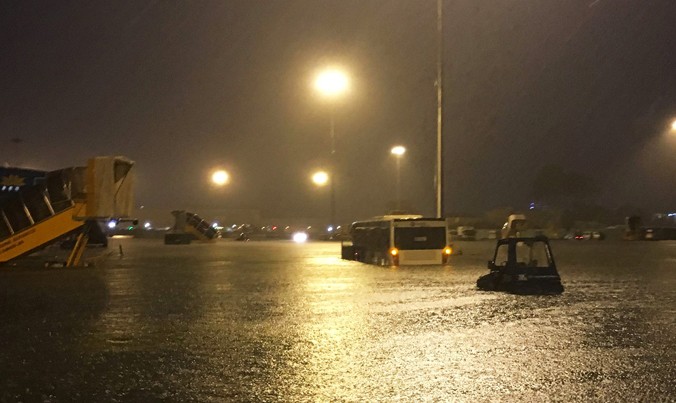 Sân bay Tân Sơn Nhất ngập nước sau cơn mưa tối 26/8. Ảnh: CTV.