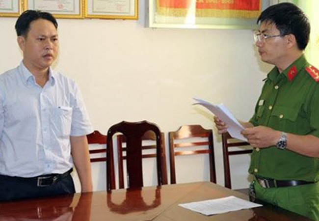 Ông Dương Minh Tâm (bên trái)