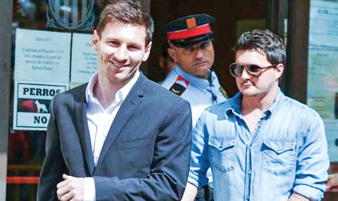 Lionel và người anh trai thứ 2 Matias Messi (bên phải).