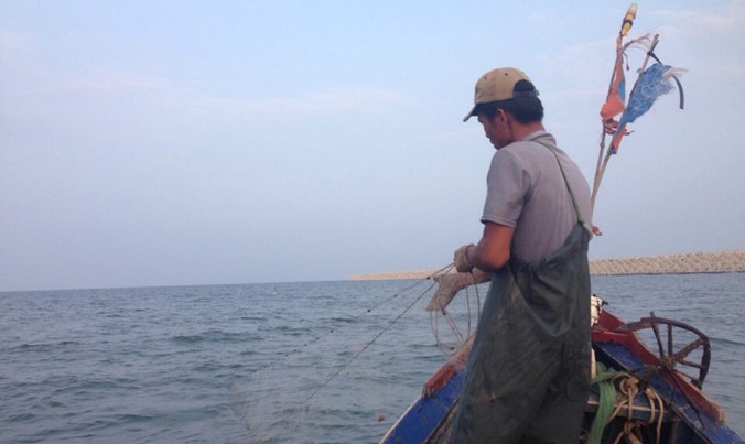 Ngư dân đánh bắt cá, ghẹ được ít hơn sau khi hiện tượng cá, ghẹ chết xảy ra (ảnh chụp ngày 16/9).