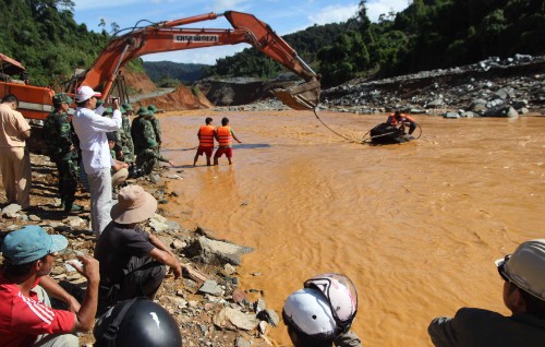 Lực lượng cứu hộ tìm kiếm thi thể công nhân tử nạn trong sự cố thủy điện Sông Bung 2. Ảnh: Vnexpress
