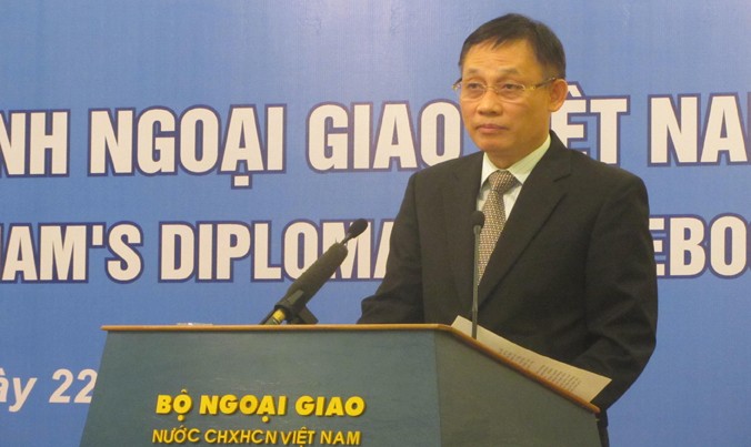 Thứ trưởng Ngoại giao Lê Hoài Trung phát biểu tại lễ công bố Sách xanh Ngoại giao, với sự tham dự của đại diện nhiều cơ quan ngoại giao, phóng viên trong nước và quốc tế. Ảnh: Trúc Quỳnh.