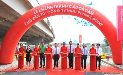 Lãnh đạo quận 7 TPHCM cùng Công ty Keppel Việt Nam cắt băng khánh thành cây cầu Cả Cấm sáng ngày 22/09