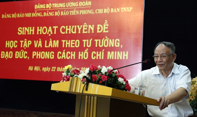 Giáo sư Hoàng Chí Bảo tại buổi sinh hoạt chuyên đề ngày 22/9. Ảnh: Hồng Vĩnh.