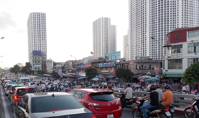 Theo nhiều chuyên gia, bản chất của ùn tắc tại Hà Nội là do có quá nhiều nhà cao tầng, giải pháp cấm xe máy chỉ là phần ngọn. Ảnh: A.Trọng.