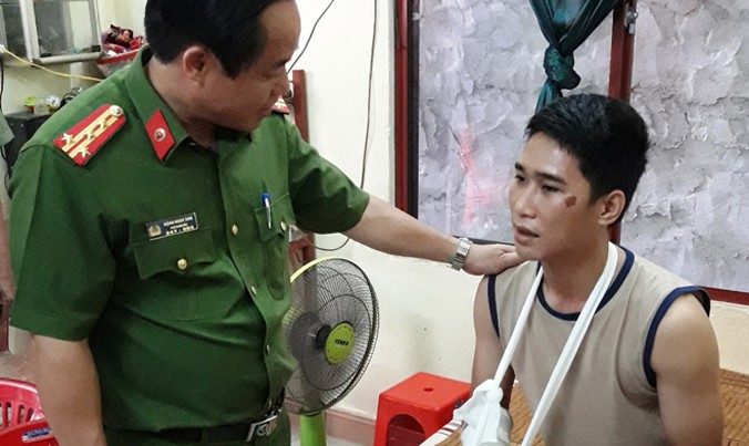 Trinh sát trẻ dũng cảm Nguyễn Đình Quốc Thái nhận sự động viên, thăm hỏi từ lãnh đạo Công an tỉnh TT-Huế.