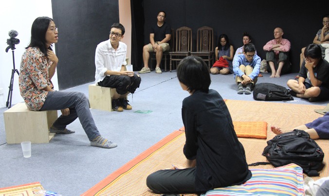 Đạo diễn Trương Minh Quý (bìa trái) và nhà tổ chức Nguyễn Quốc Thành giao lưu với khán giả LHP Queer Forever. Ảnh: N.M.Hà.