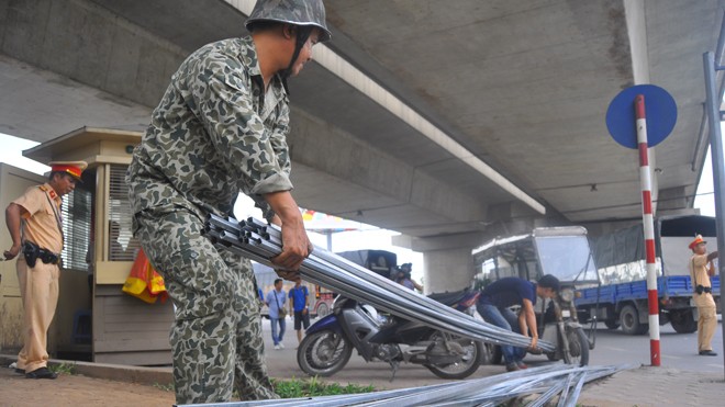 CSGT xử phạt hàng loạt xe ba bánh, xe mô tô vi phạm chở hàng hóa cồng kềnh. Ảnh: Nguyễn Hoàn.