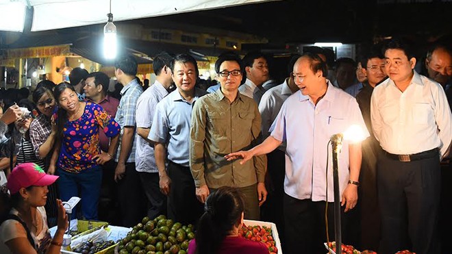 Thủ tướng cùng đoàn công tác kiểm tra an toàn thực phẩm tại chợ Long Biên.