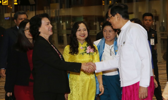 Lễ đón Chủ tịch Quốc hội Nguyễn Thị Kim Ngân tại sân bay Nay Pyi Taw, Myanmar tối 28/9. Ảnh: TTXVN.