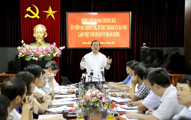 Bí thư Thành ủy Hà Nội Hoàng Trung Hải trong một buổi làm việc với Quận ủy Hoàn Kiếm. Ảnh; Dân Trí