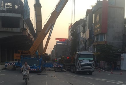 Hình ảnh xe cẩu, xe tải đầu kéo chắn giữa đường Nguyễn Trãi gây ra cảnh giao thông tê liệt.