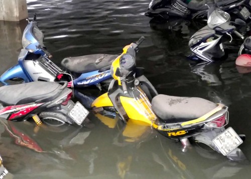 Cả nghìn xe máy tại bãi xe ở quận 1 bị ngập sau trận mưa lịch sử chiều tối 26/9. Ảnh: Vnexpress
