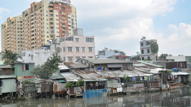 Nhiều khu vực ở TPHCM đang bị ngập úng, ô nhiễm, dịch bệnh trực chờ bùng phát. Ảnh: Việt Văn.