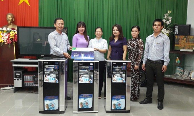 Đại diện Tân Á Đại Thành trao tặng máy lọc nước cho cán bộ khu di tích Sơn Mỹ - Quảng Ngãi.