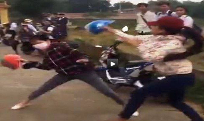 Nhóm nữ sinh ở Thiệu Hóa, Thanh Hóa đánh nhau bị quay clip tung lên mạng xã hội. Ảnh: Cắt từ clip.