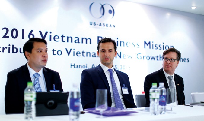 Ông Alexander Feldman, Chủ tịch Hội đồng Kinh doanh cấp cao Hoa Kỳ - ASEAN. Ông James Strenner, Trưởng VPĐD GSK Pte Ltd tại Việt Nam. Ông Shane Pang, Giám đốc phụ trách Đối ngoại, GSK Châu Á Thái Bình Dương.
