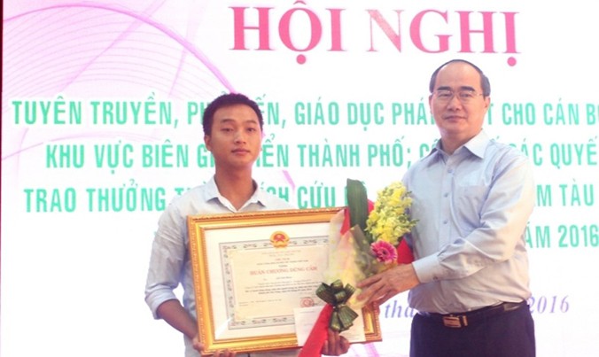 Chủ tịch Ủy ban Trung ương MTTQ Việt Nam Nguyễn Thiện Nhân trao Huân chương Dũng cảm cho anh Lê Văn Hoa, thuyền viên tàu Phú Quý 2.