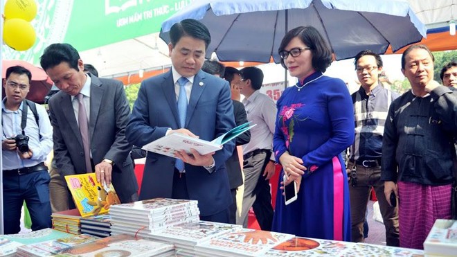 Chủ tịch UBND TP Hà Nội Nguyễn Đức Chung tham quan một số gian hàng tại Hội sách.