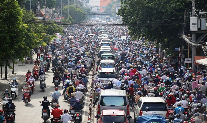 Một số chuyên gia cho rằng cần tăng mật độ dân cư trong trung tâm TPHCM và phát triển hệ thống giao thông công cộng để giảm kẹt xe. Ảnh: Huy Thịnh.