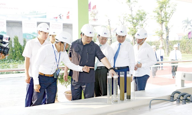 Bí thư Thành ủy Hà Nội Hoàng Trung Hải (thứ 4 từ phải qua) kiểm tra quá trình xử lý nước thải.